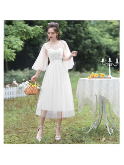 kudapy ชุดราตรีออกงานคลุมเข่าสีขาว คลุมไหล่ตัวเสื้อแต่งด้วยผ้าดอกไม้ ช่วงเอวคาดริ้บบิ้น