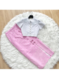 kudapy เสื้อคอตตอนสีขาว+ผ้าถุงสีม่วง แพทเทริน์น่ารัก กระดุมมุกด้านหน้า ผ้าถุงสำเร็จรูป ซิปหลัง ลายขอ ผ้าทอ ผ่าหน้า แต่งโบว์ สำเนา