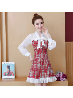 kudapy เดรสสั้นสีแดงแซมขาว ผ้ากระสอบ ช่วงไหล่และแขนผ้าชีฟองสีขาว คอผูกโบว์ แขนยาว