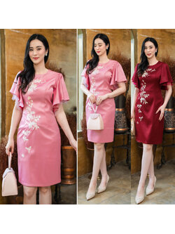 kudapy เดรสสั้นสสีแดง /สีชมพู งานผ้าเครปซาตินพริ้วทรงเอผ่าหลัง งานคอกลมแขนระบายสองชัเน ชั้นที่สองระบายเป็นผ้าถุงดิไซด์ให้เลยจากชั้นแรกเป็นชั้น