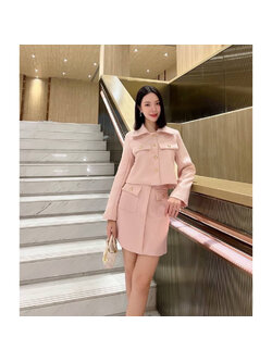 kudapy ชุดเซ็ทสีชมพู เสื้อแขนยาว+กระโปรง เสื้อสูทเป็นกระดุมจริงสีทอง แต่งกระเป๋าหลอก2ข้างสีสวย