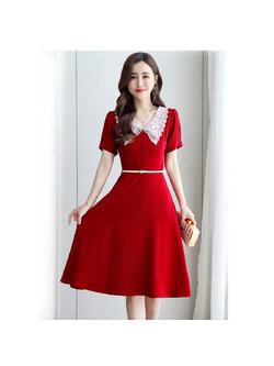 kudapy ชุดเดรสสั้นทำงานคอวีสีแดง ผ้าโพลีเอสเตอร์ผสม ดีไซน์สวยที่คอเสื้อแต่งผ้าลูกไม้