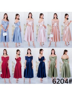 kudapy เดรสสั้นเปิดบ่า เนื้อผ้าดัชเชสอัดกาว ผ้าเงาสวย อยู่ทรง ทวิชช่วงอก มีสายคาดบ่าให้ คัตติ้งเริศแบบอลัง กระโปรงทรงบาน ความยาวครึ่งเข้ง