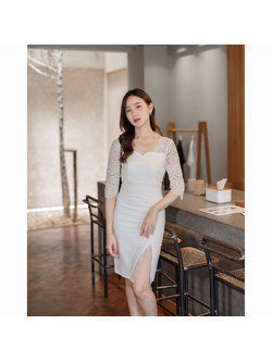 kudapy เดรสสั้นสีขาว ทรงเข้ารูป แขนลูกไม้ซีทรู แนวเรียบหรู สวยดูดี เรียบหรูดูแพงสวยหรูดูดี ชุดไปงานแต่ง ชุดรับรางวัล ชุดไปงานเลี้ยง ชุดปาร์ตี้ ชุดเจ้าสาวมินิมอล