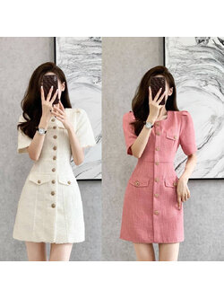 kudapy เดรสทรงสอบ สีชมพู, สีครีม ผ้ากระสอบแต่งกระดุมหลอกด้านหน้า มีซับในทั้งตัว ซิปหลัง ทำจีบที่แขนทำให้ทรงสวย