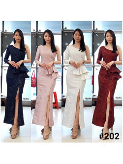 kudapy เดรสยาวสีขาว/สีชมพู/สีแดง/สีกรมท่า บ่าเดี่ยว แขนยาว(ขวา) แต่งระบายสะโพก พรางสุดๆ ซิบข้าง กระโปรงผ่าหน้าโชว์ขาเรียวๆ