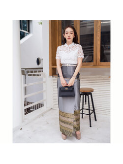 kudapy ลูกไม้ปัก แบบ 3D คอจีน ซับในอย่างดี แต่งมุขเรียงยาวถึงชายเสื้อ ซิปหลัง มาพร้อมกับผ้าถุงไหมแพรทิพย์