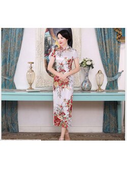 kudapy เดรสยาวกี่เพ้ายาวสีครีม ทอลายและนกฟีนิกซ์ คอจีน แขนสั้น มีซิบด้านข้างลำตัว ให้สวมใส่ง่าย แหวกที่ชายกระโปรงทั้ง 2 ข้าง