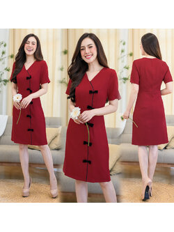 kudapy เดรสสั้นสีแดง ผ้าเคปญี่ปุ่น คอวีแต่งด้วยโบว์สีดำกํามะหยี่ ผ้ามีซับในและชิปซ่อนหลังใส่สบาย