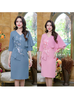 kudapy เดรสสั้นสีฟ้าคราม/สีชมพู ดีไซน์แขนศอกดีเทลเอวจับจีบทวิสและแต่ดอกไม้เลื้อยอกถึงเอว ช่วงแขนซ้ายจะดีไซน์คลุมไหล่ข้างเดียวเป็นปีกค้างคาวสวยมาก