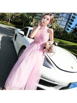 kudapy ชุดเดรสราตรีออกงานคล้องคอสีชมพู คอและเอวแต่งด้วยดอกไม้ปักเลื่อมเล็กๆ