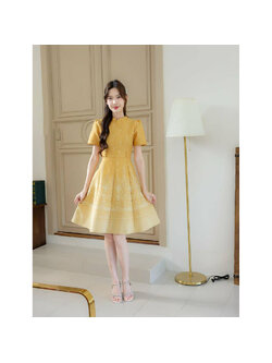 kudapy เดรสสั้นสีเหลือง ผ้าไทยคอกลมแต่งกระดุมเอว