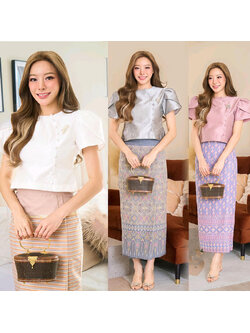 kudapy ชุดเซ็ทเสื้อ+ผ้าถุงสีม่วง/สีขาว/สีเทา เสื้อผ้าไหม4 เส้นอัดกาวสีเดียวกับเสื้อ งานสอยชาย แต่งกระดุมหน้าสวยดูดี ใส่ออกงานบวกงานแต่ง ชุดคุณแม่