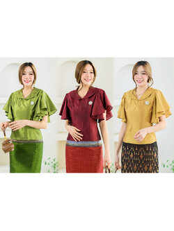 kudapy เสื้อผ้าไหมตะวันเส้นขีดสีเขียว/สีแดงเข้ม/สีทอง ตัวเสื้ออัดกาวมีซับในผ้าCotton แขนทรงพุ่มระบายสายงาม คอวีแบบปก ซิปข้างแบบซ่อน (เฉพาะเสื้อ)