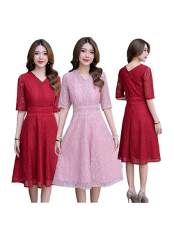 kudapy เดรสสั้นลูกไม้แขนยาวคอวีสีชมพู, สีแดงสด แต่งลูกไม้รอบคอมาจนถึงเอว กระโปรงทรงบานพริ้วสวย มีซับในทั้งชุดแต่งซิปหลัง