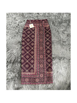 kudapy ผ้าถุงทอลาย เนื้อฝ้ายทอลายทอลายบุพเพ มี 2 สี สีกรมทอลายทอง สีเลือดหมูทอลายทอง ผ้าถุงสำเร็จรูป อัดกาว ซิปหลัง