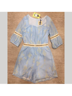 kudapy จั้มสูทขาสั้นสีฟ้าปักลาย คอเหลี่ยม ปลายแขนจั๊ม ตัดต่อด้วยลูกไม้ช่วงแขนและเอว เนื้อผ้าชีฟองพิมพ์ลายรอบตัว มีซับในและซิปหลัง