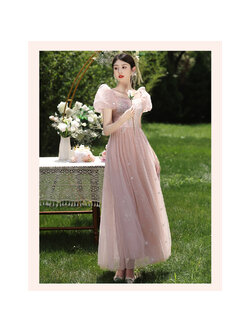 kudapy ชุดราตรีออกงานยาวสีถั่วแดง แขนตุ๊กตา ตัวเสื้อปักดอกไม้สีเงิน ติดด้วยเลื่อนสีเงินระยิบระยับ