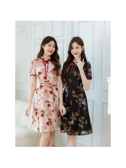kudapy เดรสสั้นสีดำ/โทนดอกสีแดง ผ้าชีฟอง ดีเทลจับจีบช่วงคอแต่งโบว์สีตัดกับผ้าสวย กุ้นด้วยขอบแขน สวยลงตัว ใส่สบาย