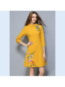 เดรสสั้นคอบัวสีเหลืองมัสตาร์ด แขนยาว 5 ส่วน ซิปหลังอย่างดีงานมีซับในบนตัวเดรสปักลายนกและดอกไม้ ชุดนี้สวยมากค่ะรับรองใส่แล้วเกิดทุกงานค่ะ M
