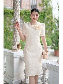 kudapy เดรสแต่งลูกไม้อย่างดี ตรงคอแต่งมุก ชุดตีเกรดด้านหน้าและหลังเข้ารูปสวยงาม บ่าจับจีบยกเล็กน้อย งานทรงเอผ่าหลัง