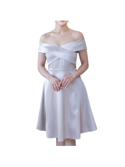 kudapy ชุดราตรีเปิดไหล่สีเทา ไหล่ไขว์ กระโปรงสั้นทรงบาน ชุดออกงาน ชุดไปงานแต่ง