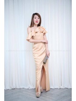 kudapy ชุดเดรสยาวใส่ออกงานไหล่เฉียงสีทอง ผ้าซาร่า แต่งระบายชั้นบ่าและอ้อมแขน1ข้าง กป ผ่าหน้า ทรงเข้ารูป