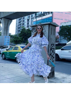 kudapy เดรสยาวคอปกพื้นสีขาวพิมพ์ลายสีน้ำเงิน กระดุมหน้า แขนตุ้กตา เก็บเอวสวยเข้ารูป เดรสบานยาวสลวยมากค่ะ