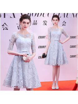 kudapy เดรสลูกไม้สีเทา แขนสามส่วน ไหล่ซีทรู อกเสริมฟองน้ำ เอวเย็บแต่งเข็มขัดโบว์ผ้าในตัว เนื้อผ้าลูกไม้ปักลายดอกไม้