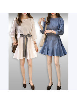 kudapy ชุดเดรสสั้นสีขาว,สีฟ้า แฟชั่นแขนยาวทรงบาน แบบสวยหวานน่ารัก มีสายผ้าผูกเอว