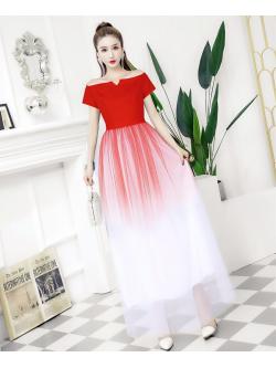 ชุดราตรีสีแดง ดีไซน์เปิดไหล่ ปิดต้นแขน แขนเสื้อสั้น กระโปรงไล่สี