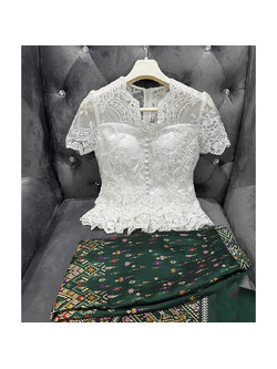 kudapy เสื้อลูกไม้สีขาว+ผ้าถุงทอลายสีเขียว งานเข้าชุดสีสวยตามแบบ ตัดเย็บอย่างดี รับประกันคุรภาพ