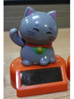 630204 gasha แมวกวักเทา ฐานส้ม * สามารถกวักมือ และหางได้ ด้วยแผงโซล่าเซลส์ครับ