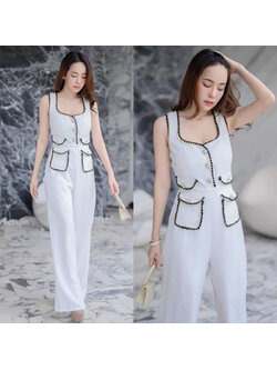 kudapy จั้มสูทสีขาว ปั๋วมาก กระเป๋าปกขอบแต่งลายดีเทลเยอะ กระดุมคริสตัล ผ้าหนามาก