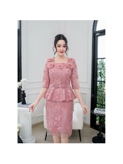 kudapy เดรสคอเหลี่ยมที่แต่งดอกไม้รอบคอสวยสะดุดตา ช่วงเอวแต่งระบายติดเข็มเขัดโบว์ เป็นงานเย็บติดกับชุด