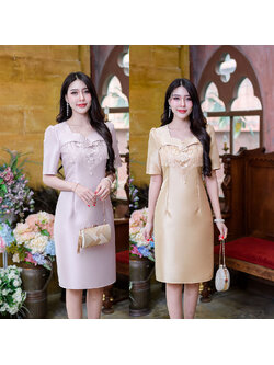 kudapy เดรสสั้นสีชมพูอ่อน/สีทอง ผ้าไหม ทรงสวยเป็นคอเคิพ อกแต่งกระดุมปั้ม และแต่งดอกไม้ตกแต่งระบายด้านหน้า มีเพชรประดับเป็นเกสรดอกไม้