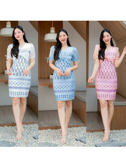 kudapy เดรสสั้นสีขาว/สีชมพู/สีฟ้า ลายไทยแต่งแขนผูกโบว์