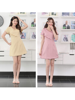 kudapy เดรสแขนสั้นคอวี ตัดต่อแนวเฉลียง ต่อรูดระบายเล็กๆบนตัวเสื้อ กระโปรงทรงเอบานเล็กน้อย ซิปหลัง