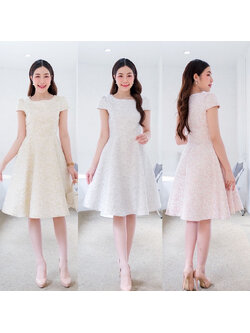 kudapy เดรสสั้นสีหลืองอ่อน ชมพู ฟ้าอ่อน คอกลม จับจีบแขนตุ๊กตา มาพร้อมกับผ้าลายดอกเดซี่ กระโปรงทรงบาน ใส่ง่าย เดินสะดวก