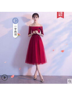 kudapy เดรสสั้นปาดไหล่สีแดง ชุดราตรีสั้นใส่ออกผ้าลูกไม้ เปิดไหล่ แขนสั้น กระโปรงผ้าโปร่งทรงบาน สวยหรู