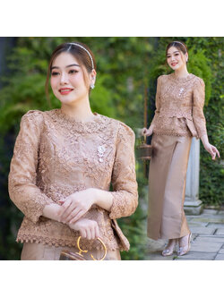 kudapy ชุดเซ็ทลูกไม้ใยบวบปักเลื่อมสีทองน้ำผึ้ง เกรดพรีเมี่ยม ดีเทลตรงเอวเวลาใส่แล้วพรางหน้าท้องดีมากๆและดูหรู สง่าแน่นอน กระโปรงใช้ผ้าไหมอิตาลีเป็นทรงจีบหน้า