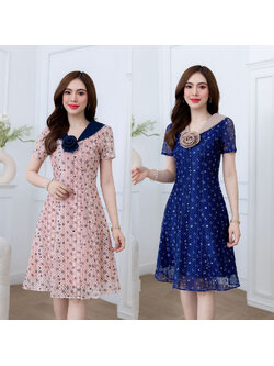 kudapy เดรสสั้นสีกรม/สีชมพู ลูกไม้คอปก ทรงสวยเรียบ เป็นลูกไม้พิมพ์ลายน่ารัก คอปกมีดีเทลแต่งลูกไม้ มีเข็มกลัดดอกไม้ติดสวยเก๋