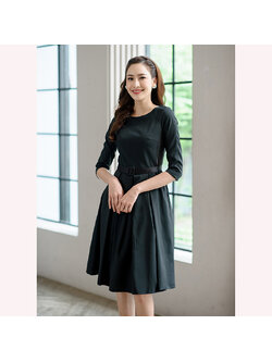 kudapy เดรสสั้นสีดำ ผ้าโพลี คอปาด แขนสโลปสี่ส่วน ตัดต่อผ้าซาร่าสีดำเงาช่วงตัว ลูกเล่นหลอกตาให้ดูผอม กระโปรงจีบทวิสทรงบาน