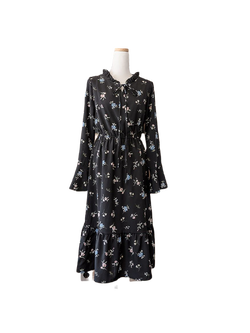 kudapy เดรสสั้นดำ แขนยาว แต่งระบายและมัดโบว์ช่วงคอ พิมพ์ลายดอกไม้ ปลายแขนกระดิ่ง จั้มช่วงเอว มีซับในทั้งตัว