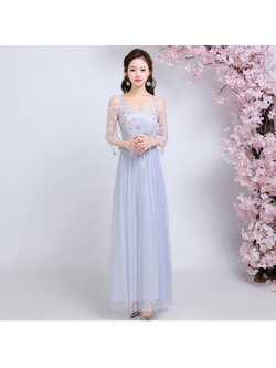 kudapy เดรสราตรียาวออกงานสีเทา ตัวเสื้อเป็นปักลายดอกไม้