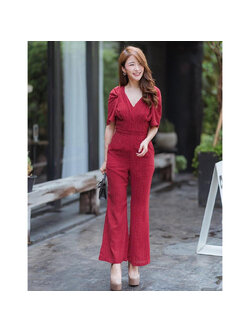 kudapy จั้มสูทขายาวสีแดงลายจุด คอวีจับจีบช่วงไหล่และคอ ซับในแบบสั้น