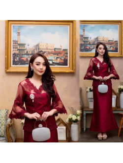 kudapy ชุดผ้าไหมอิตาลีlสีแดงไวน์ คอวีแต่งลูกไม้เนื้อนิ่ม กระโปรงทรงหางปลา มีซับในทั้งเสื้อและกระโปรง มีซิปหลัง ยิ่งเจอแสงไฟ