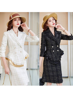 kudapy ชุดสูททำงานผ้าทวีตสีขาว/สีดำ พร้อมกระโปรงเข้าชุด จุดเด่นของชุดนี้คือการแต่งลายผ้าทวีตและแต่งชายเสื้อด้วยสีเบจผ้ามันเงาเพิ่มความสวยงาม