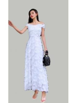 ชุดเดรสยาวสีขาว เนื้อผ้าเหมือนขนนกฟรุ้งฟริ้ง น่ารักมากๆๆ