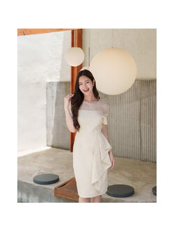 kudapy เดรสออกงานสีครีมเบจ ทรงเข้ารูป ผ้าอัดลาย ช่วงไหล่ซีทรู แขนสั้น เอวแต่งจีบ เรียบหรู